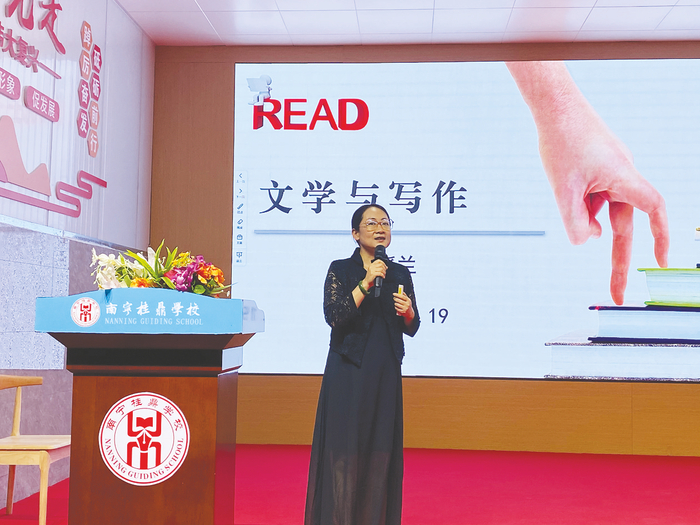     ◀丘晓兰给南宁桂鼎学校学子带来一场文学盛宴   本报记者 刘明艳 摄