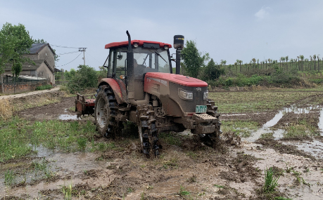 耕整机在田野上来回作业。