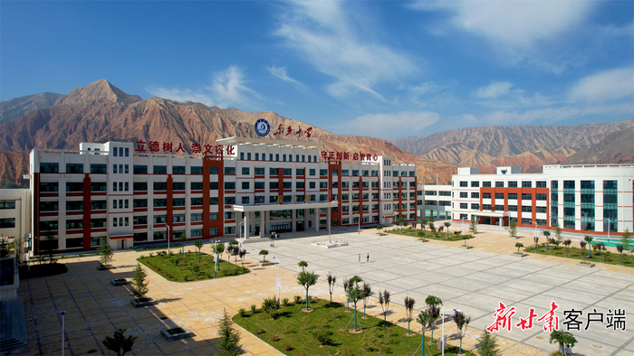 东乡县达板镇安置点配套建设东乡中学。