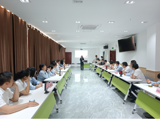 用服部开展知识抢答赛。