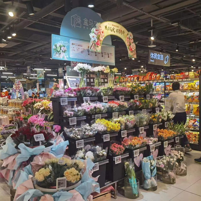 一些有实体店的商家，在线上、线下同时开展鲜花销售业务。李燕京/摄