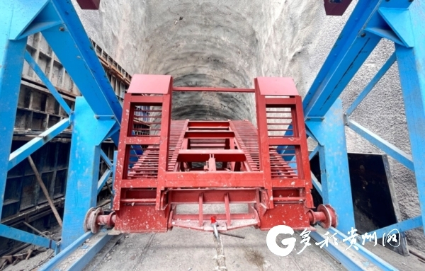 多功能出渣系统机械平台