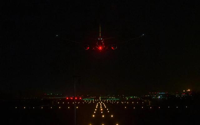 夜晚的首都机场犹如一片星河，五颜六色的助航灯光亮起。新京报记者 陶冉 摄