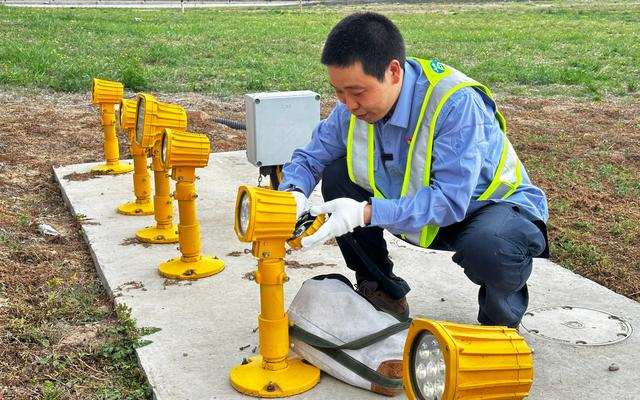 首都机场助航灯光技师董昊杰在修理助航灯。新京报记者 王巍 摄