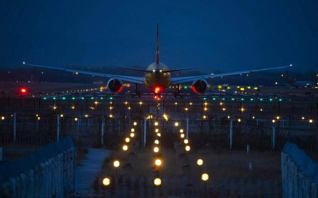 各式助航灯光引导飞行员在夜晚平安起降。新京报记者 陶冉 摄