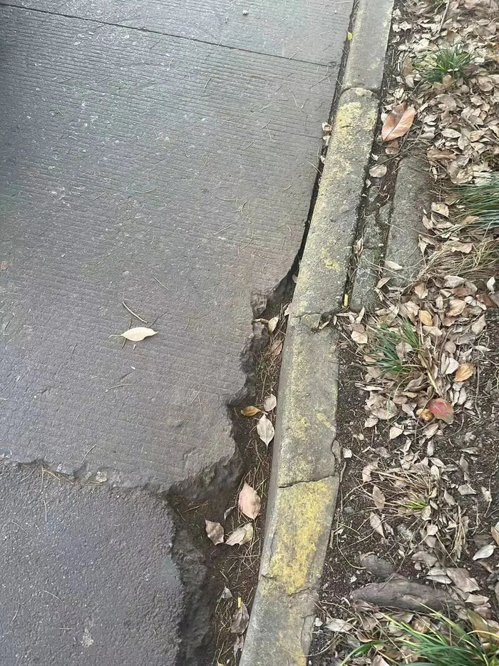 坑坑洼洼的路面