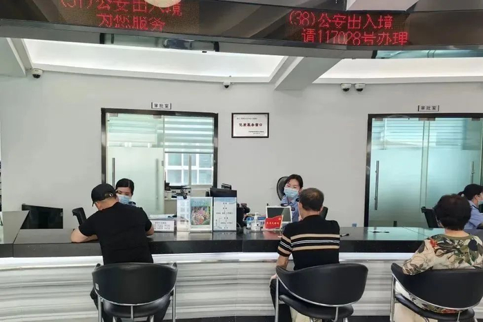 在县级公安机关开设出入境服务窗口