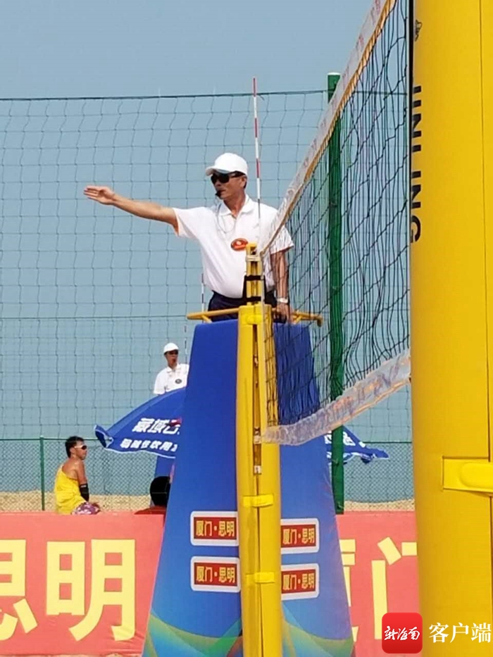 　林明祥参加全国沙滩排球赛执哨图片。受访人供图