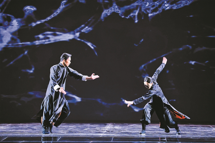 张娅姝（右）、常宏基两人表演中。