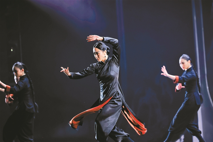 舞者张娅姝表演中。