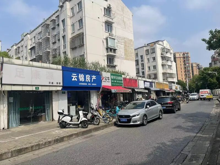 静安新城无名道路上的小店