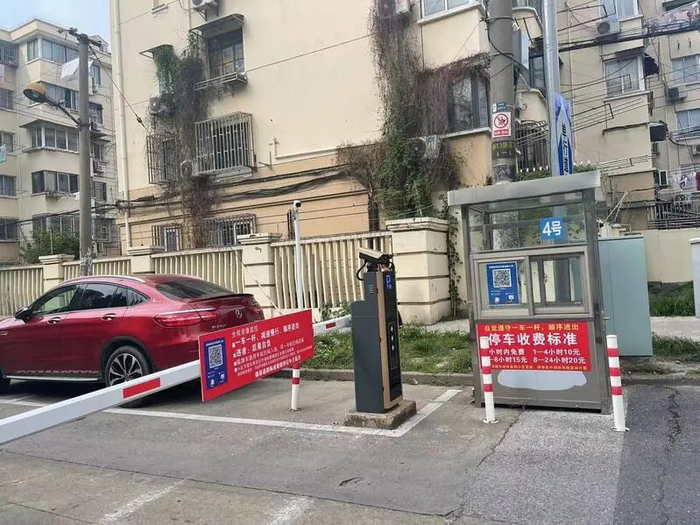 龙茗路东侧实施道闸管理