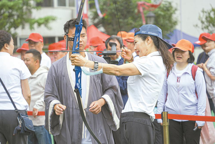 射箭、投壶、锤丸、木射……当成都老年人遇见“古代运动”|成都市|四川省|参加|宣传|运动员_手机新浪网