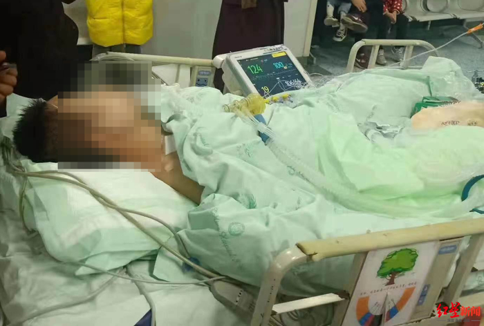 ▲小龙被送往医院 资料图