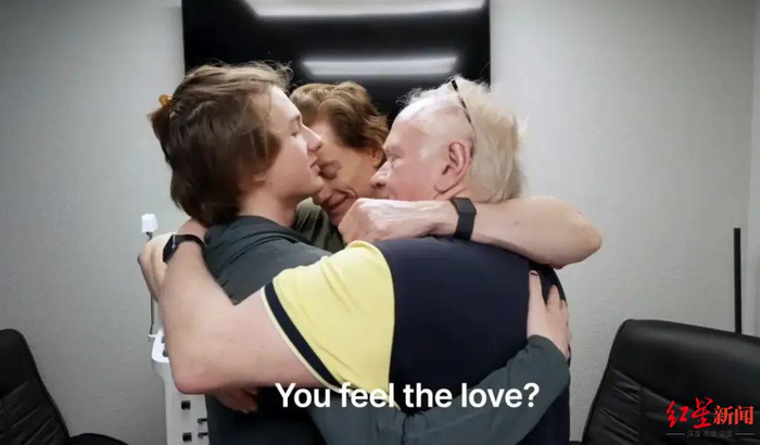 ↑约翰逊一家三代人在诊所紧紧拥抱