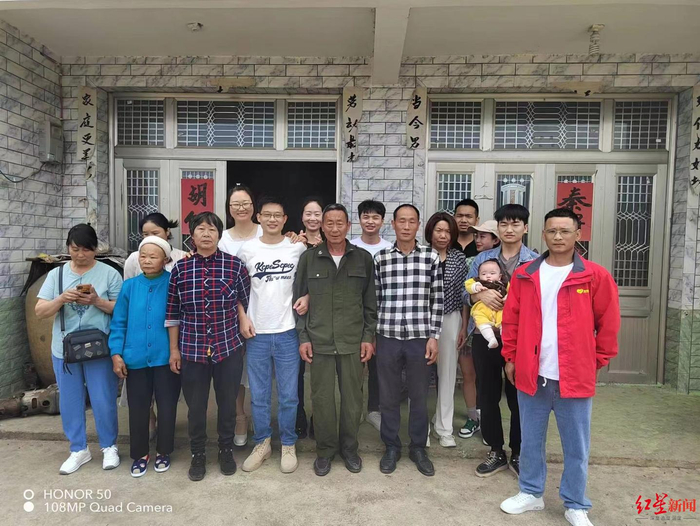 ▲朱先生（前排左4）与亲人合影 图据受访者