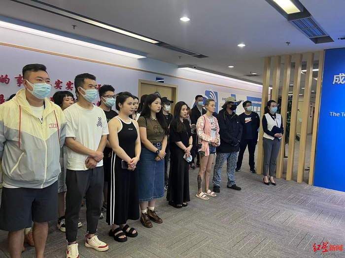 ▲三色路青年创业者代表走进12345热线