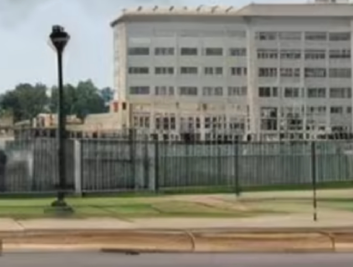 图：AI伪造图的细部。虽然像素不高，但还是看得出物体之间的穿插、遮挡关系非常不自然。