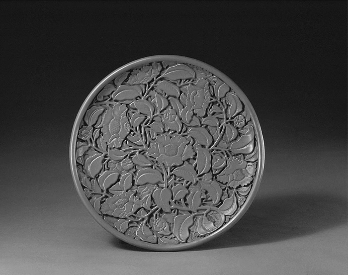     ▲ 明代剔红茶花圆盘，高4.5厘米，口径32.2厘米。故宫博物院藏。