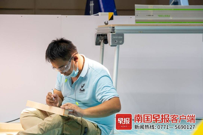 ▲陈龙海醉心木工。