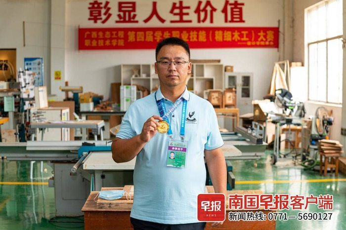 ▲陈龙海展示荣誉。