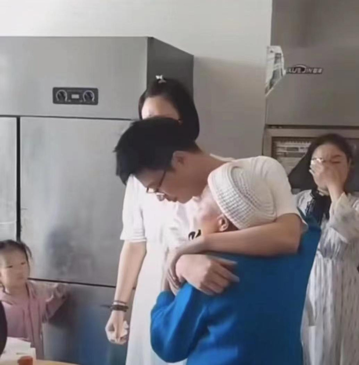 ▲朱先生与姑姑拥抱瞬间 视频截图