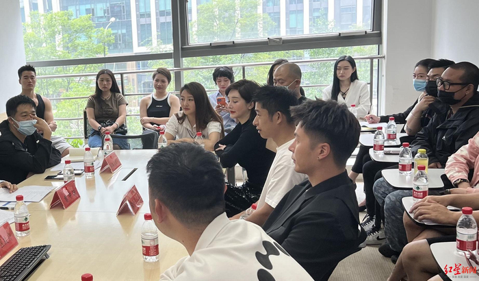 ▲三色路青年创业者代表走进12345热线