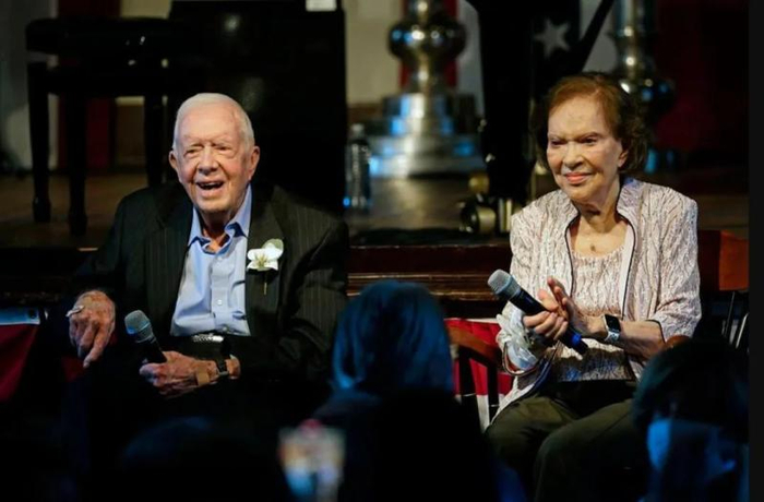 美国前总统吉米·卡特（左），摄于2021年7月（图源：《纽约邮报》）