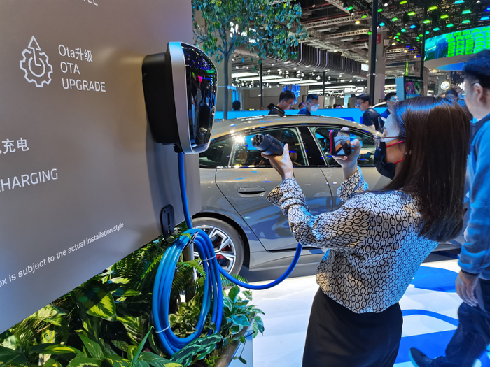 消费者对新能源汽车和相关充电设施的关注度越来越高。