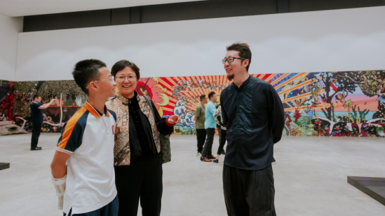 策展人王泊乔和观众