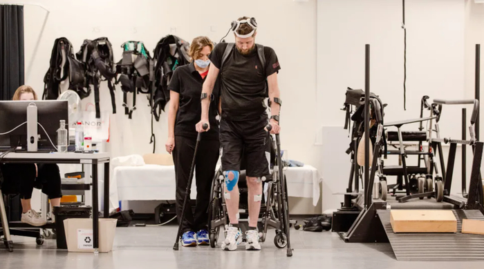 ↑奥斯卡姆佩戴装置在室内练习走路