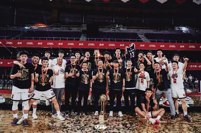 5月14日，回浦中学篮球队夺冠。 本版图片/受访者供图