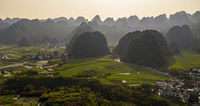 　　兴义万峰林春景。聂康 摄（贵州省图片库发）