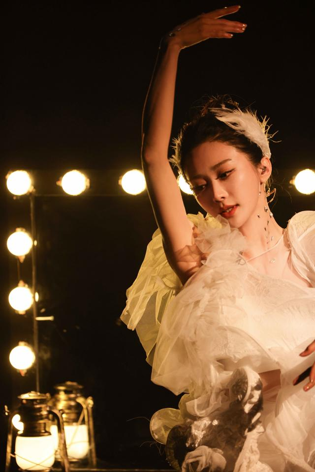 陈冰在《乘风2023》一公舞台上表演《孤单芭蕾》。  受访者供图