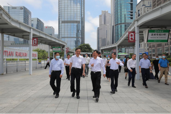 深圳市政协“身边事好商量”调研组走进福田高铁站。（图片由刘茜摄）