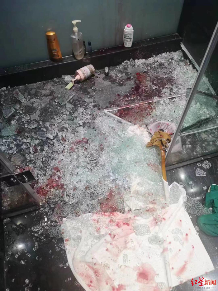 ↑酒店浴室玻璃门突然爆裂