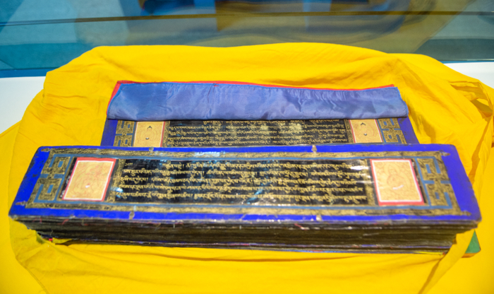 馆藏于西藏自治区藏医院的《四部医典》“金汁手抄本”。新华社记者 旦增尼玛曲珠 摄