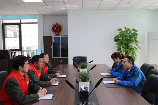 图为国网新县供电公司工作人员到企业开展电价改革和代理购电政策宣传