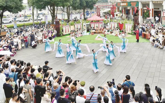 在老南宁·三街两巷历史文化街区，“古风雅集”主题表演引来大批游客观看。记者潘浩 摄