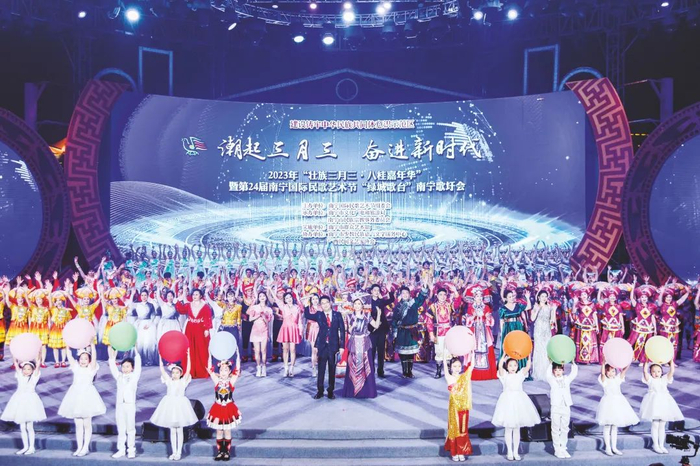 “绿城歌台”南宁歌圩会在民歌湖大舞台精彩开唱。   记者黄红锦 摄