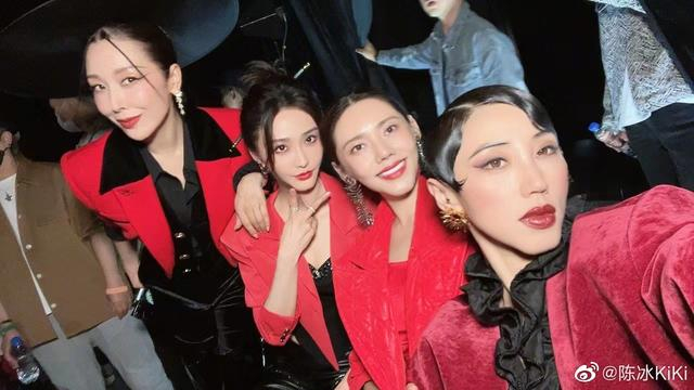 陈冰一公时，与孙悦（左一）、秋瓷炫（右二）、谢欣（右一）一组。  图片来自其微博