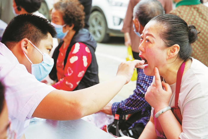 近日，蚌埠市第二人民医院口腔科组织医生开展口腔义诊。 本报通讯员 林 芳 摄