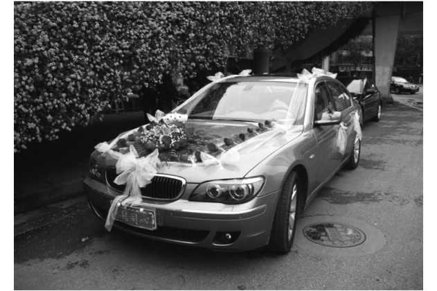 一辆被祝福语遮挡住车牌的婚车，作者摄于2007年
