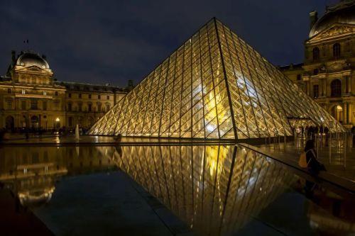 ● 法国卢浮宫金字塔