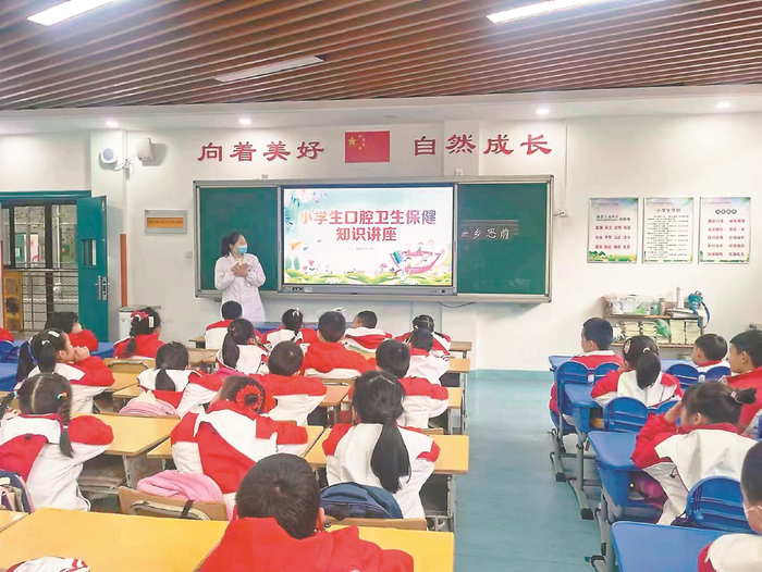 近日，合肥市蜀山区稻香村社区卫生服务中心口腔医生在给辖区小学生讲授卫生保健知识。本报通讯员 范万云 摄