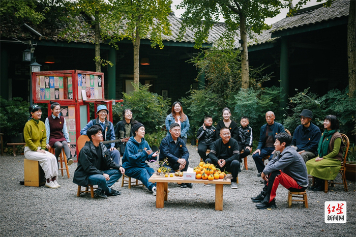 *央视主持人撒贝宁来到铁牛村