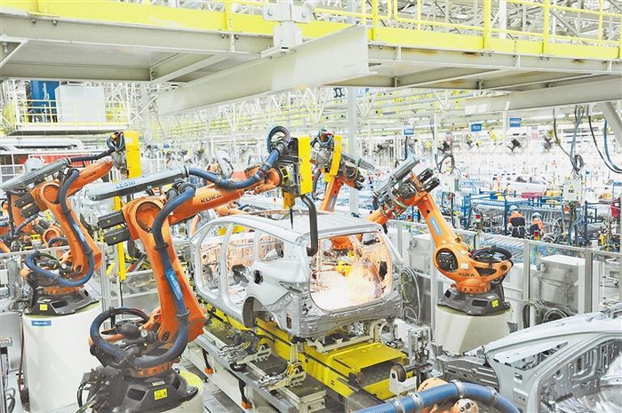     贵州吉利汽车部件有限公司生产车间。  张婷 摄