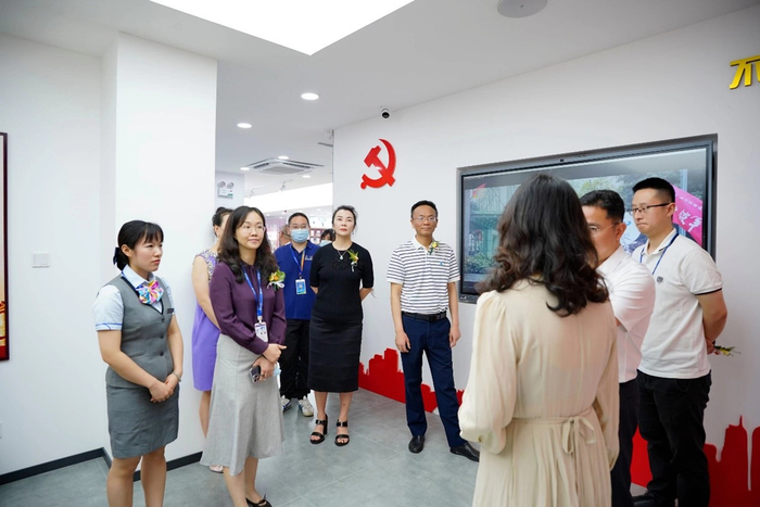 与会嘉宾参观文翁党建翼联活动室和爱心翼站专区