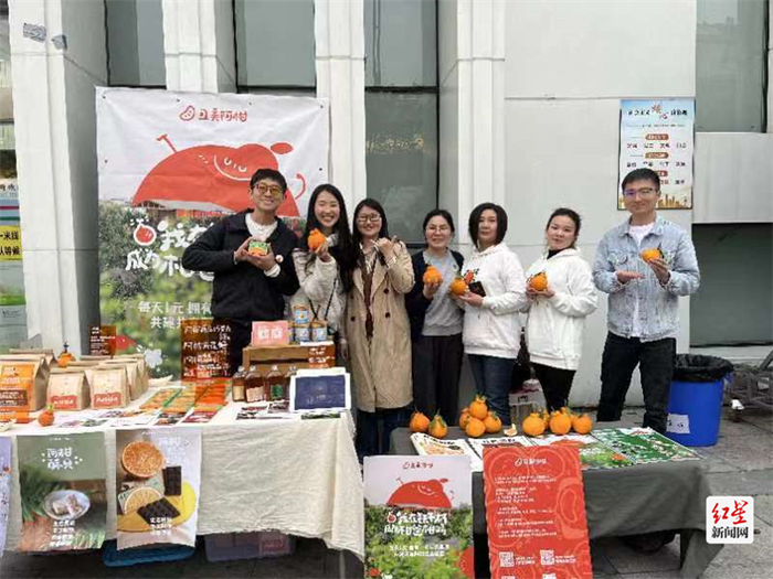 *铁牛村村民把原生态耙耙柑带到川剧《沃野炊烟》首演现场