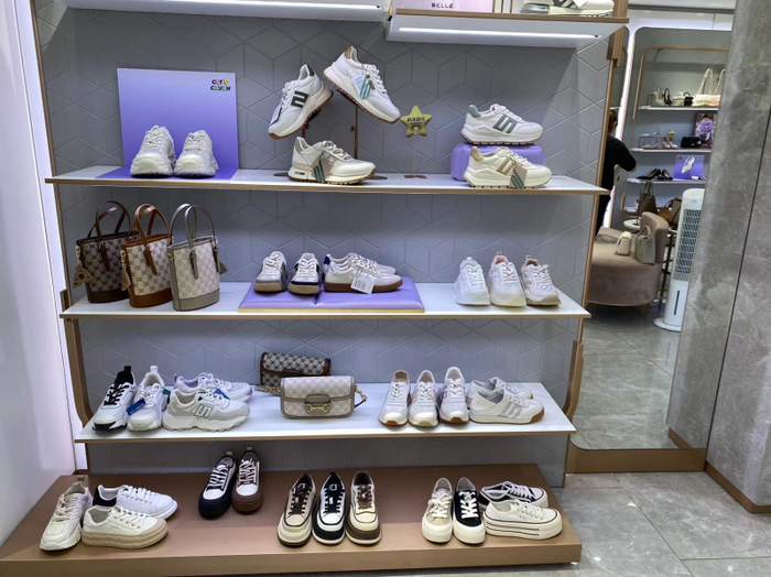 运动风皮鞋受到年轻消费者的喜爱。